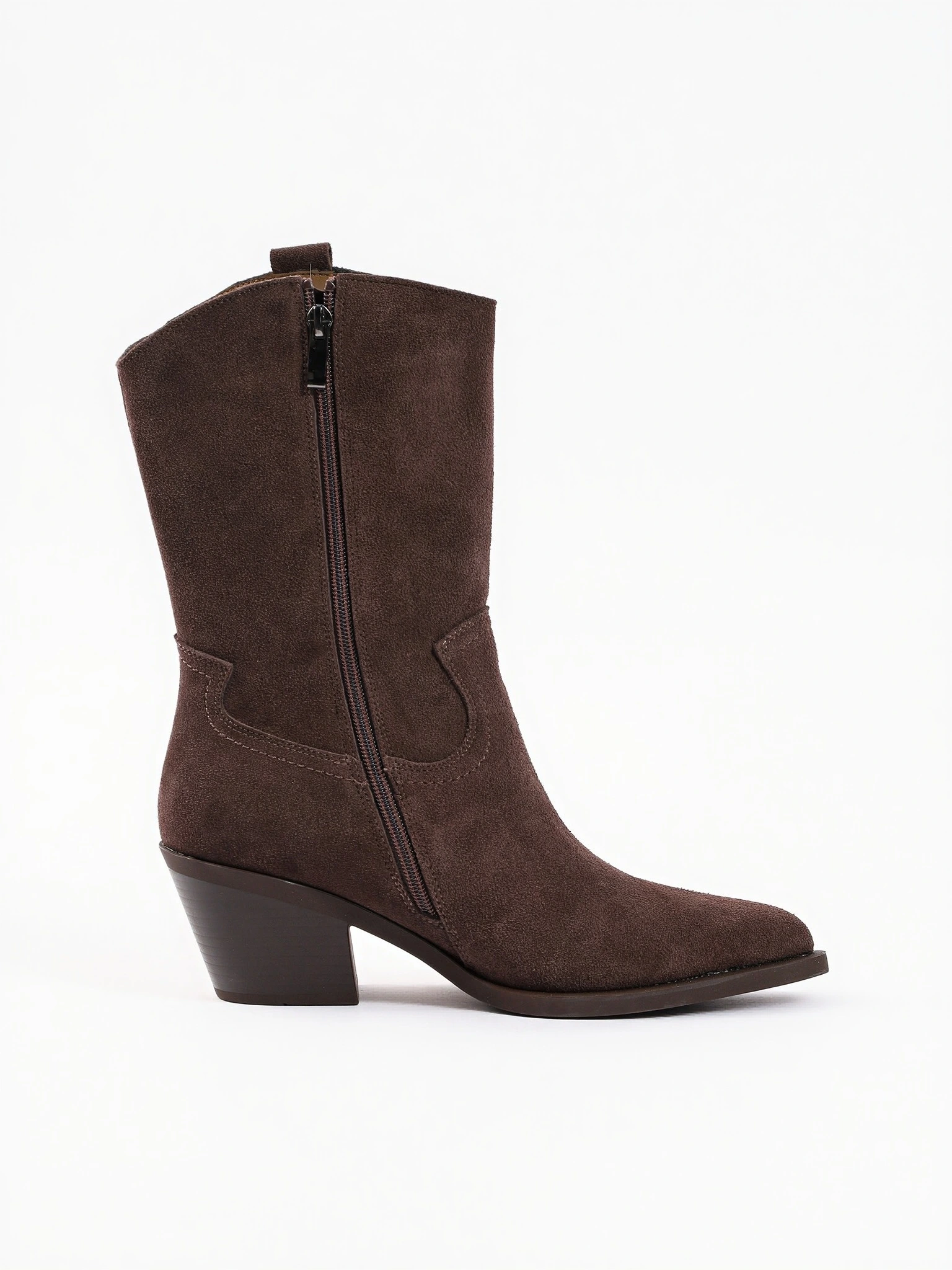 Сапоги-казаки укороченные  темно-коричневого цвета из натуральной замши